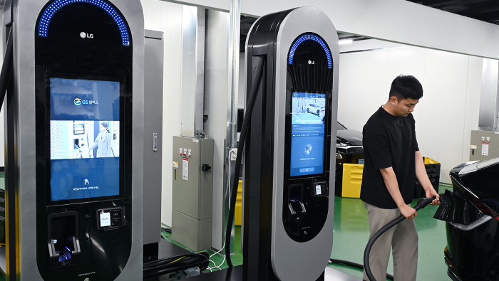 Rákapcsol az e-töltésre az LG