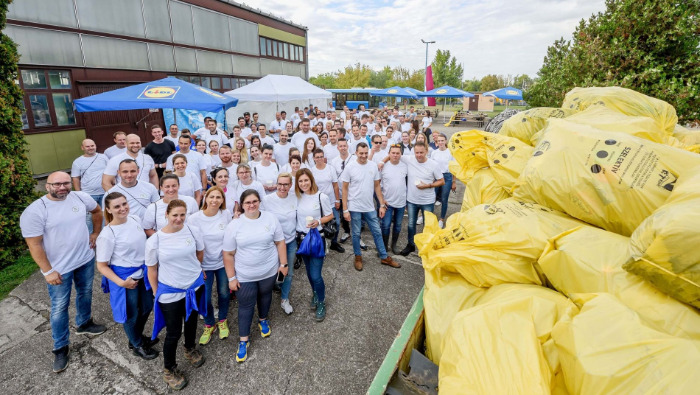 Közel másfél tonna hulladékot gyűjtött a Lidl a PET Kupával közösen