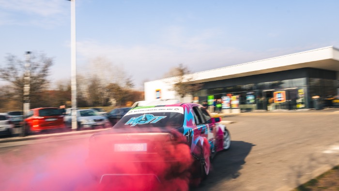 Ámon Olivér driftelt az ALDI parkolójában – reklám lett a vége