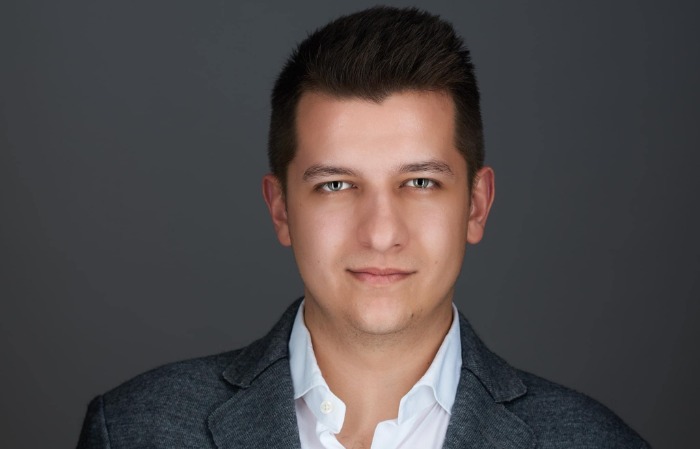 „A versenypiaci tapasztalat és az egyetemi tudás egymást kiegészítve adhat valódi szakmai alapot” – A Young Talents-ben Károly Róbert PR-szakértő 