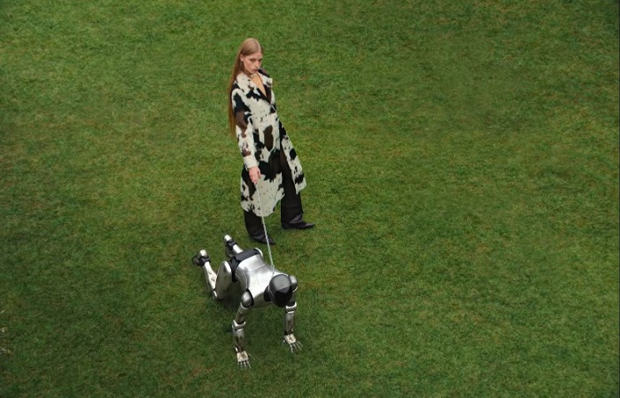 Elon Musk lázadó lánya a robotok ellen fordul a Desigual őszi kampányában