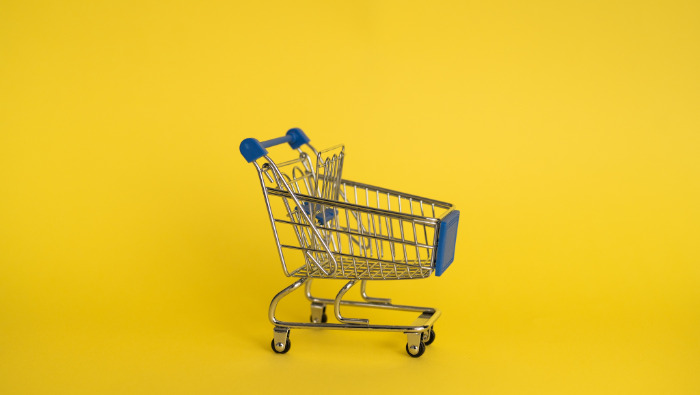 Az Auchan és a Tesco is nyitott a menekültek foglalkoztatására 