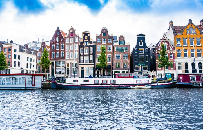 Amsterdam betiltotta a húsokhoz és légi utazáshoz köthető reklámokat